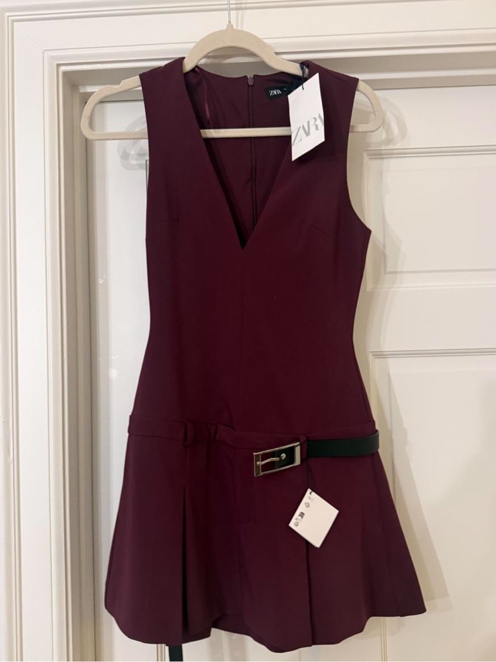 Zara Sleeveless Burgundy V-Neck Dress with Belt. NWT size XS!